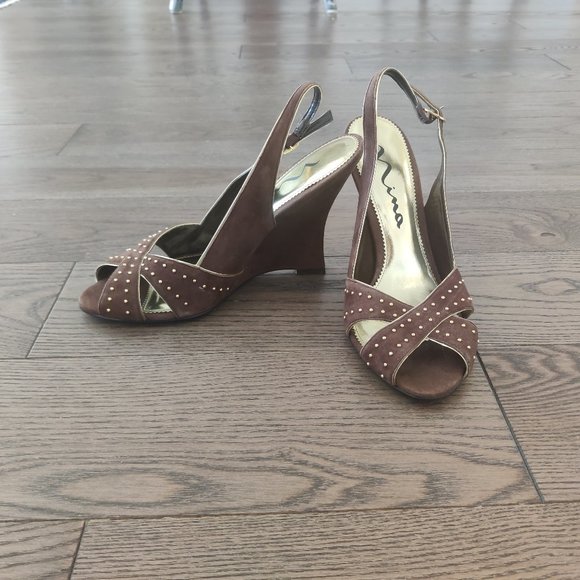 *NEW* NINA Wedge Brown Suede Gold Stud Peep Toe Heel NEW - Picture 2 of 4